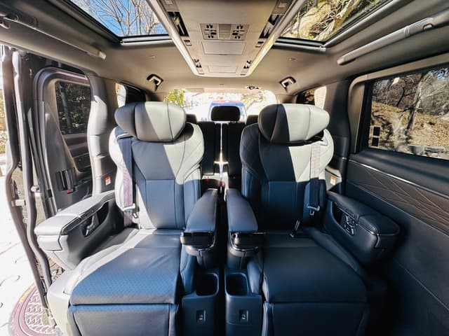 Toyota Alphard Executive Lounge - View 5